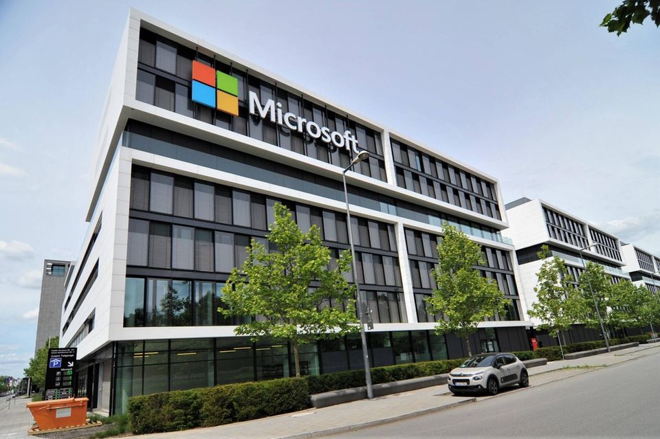 Ein Sprecher von Microsoft sagte der Nachrichtenagentur Reuters, dass die Firma „seine Mitarbeiter dabei unterstützen wird, Zugang zu wichtigen medizinischen Behandlungen zu erhalten“ wie Schwangerschaftsabbrüchen und Hormontherapien bei Transpersonen. „Dazu gehört auch eine Unterstützung bei den Reisekosten, wenn diese Behandlungen in geographischer Nähe nicht möglich sind.“
