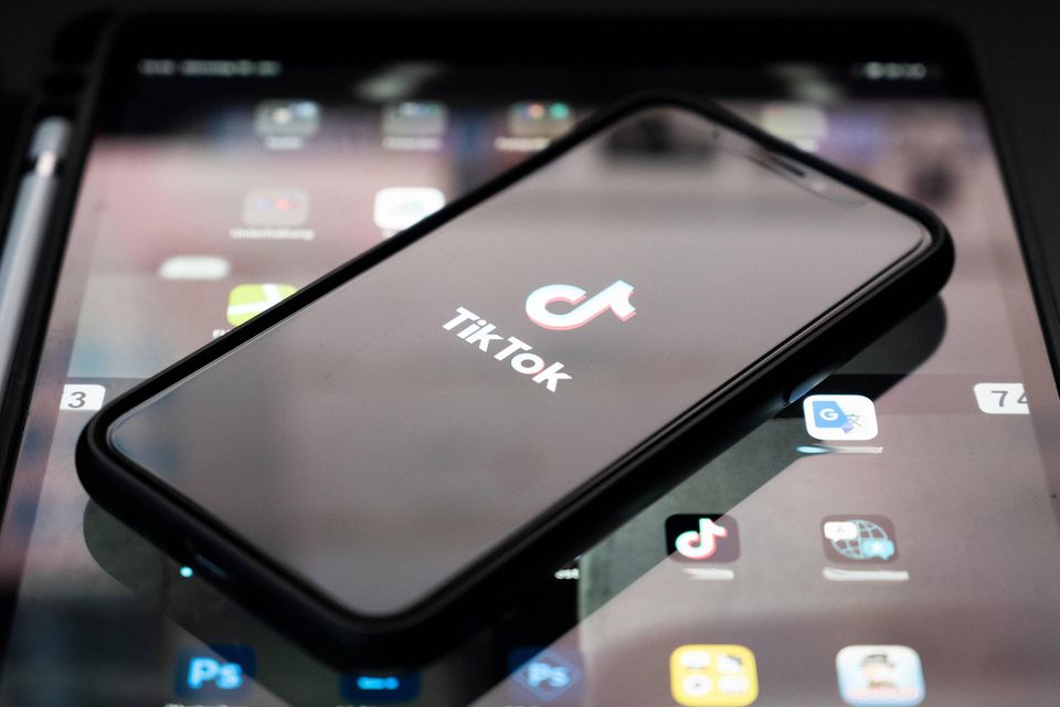 Tiktok gab an, dass es dabei sei, seine Zusatzleistungen für Mitarbeitende anzupassen, um ihnen „weiterhin den Zugang zu notwendigen medizinischen Behandlungen zu ermöglichen“