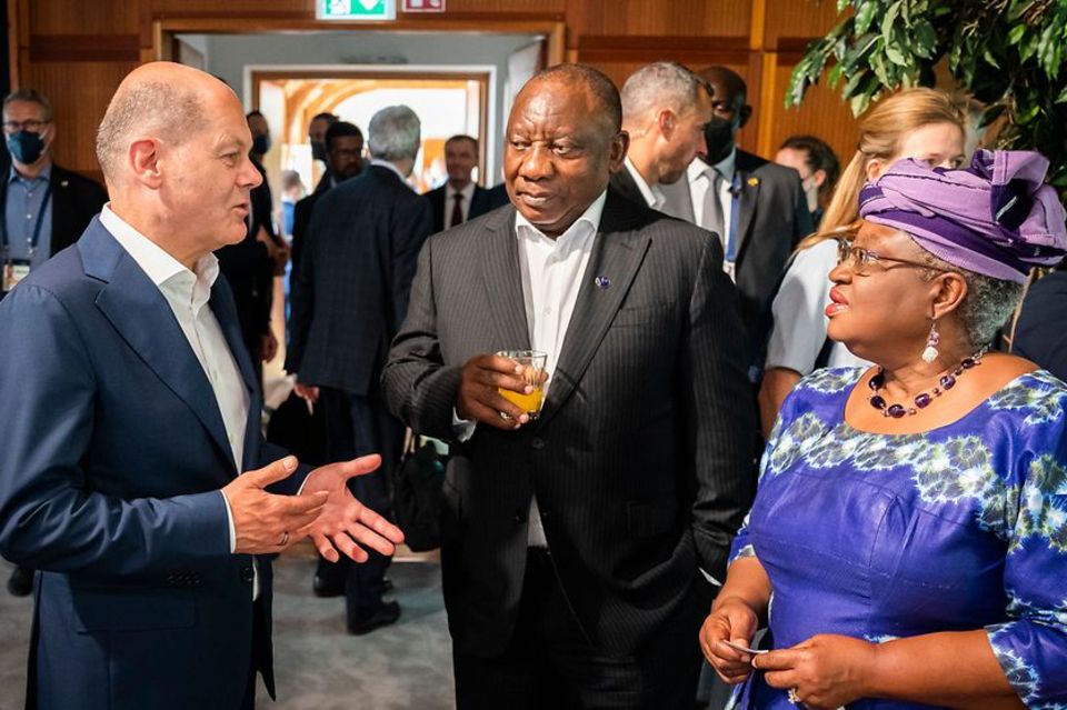 Bundeskanzler Olaf Scholz m Gespräch mit Cyril Ramaphosa und Ngozi Okonjo-Iweala, der Generalsekretärin der Welthandelsorganisation (WTO).