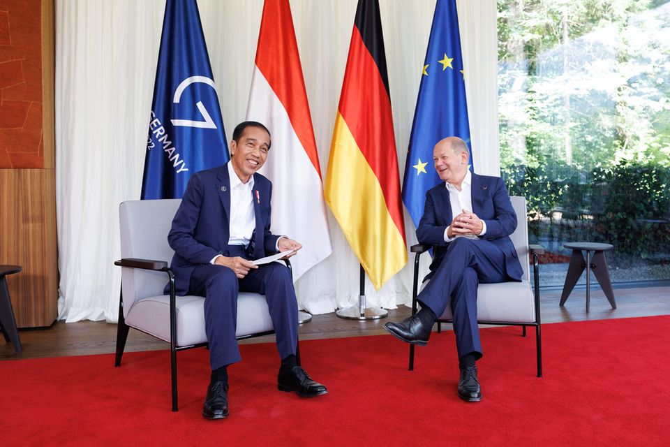 Bilaterales Gespräch zwischen Bundeskanzler Olaf Scholz und Joko Widodo (Präsident Indonesien) auf Schloss Elmau.