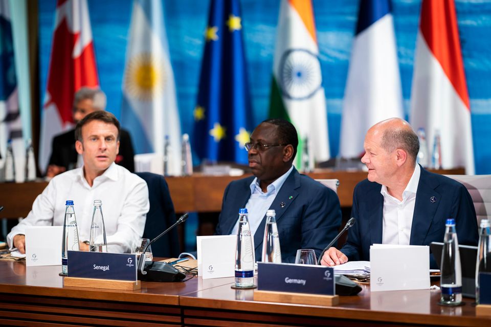 Emmanuel Macron (Präsident Frankreich), Macky Sall (Präsident Senegal) und Bundeskanzler Olaf Scholz am zweiten Gipfeltag in Elmau.