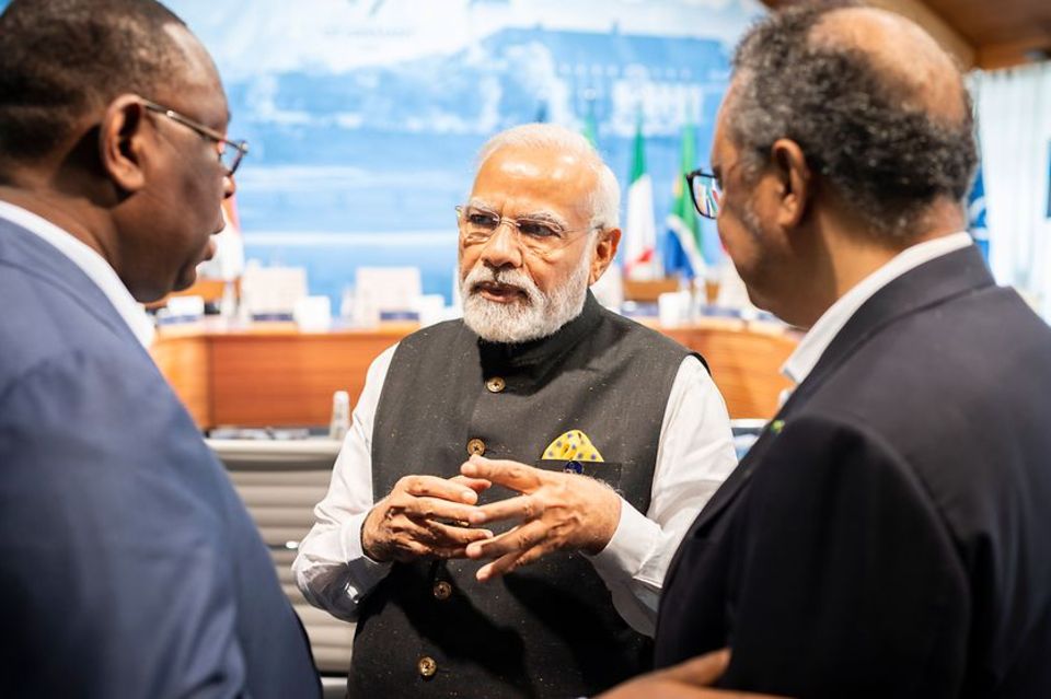 Narendra Modi, Premierminister Indiens, zwischen Macky Sall, dem Präsidenten Senegals und dem Chef der Weltgesundheitsorganisation Tedros Adhanom Ghebreyesus.