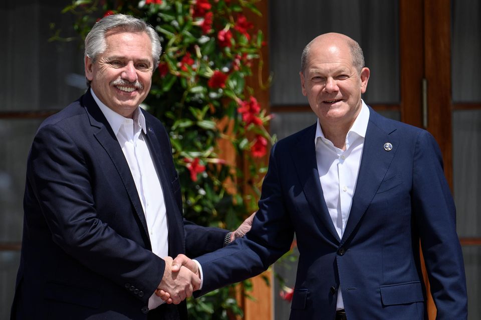 Bundeskanzler Olaf Scholz begrüßt Alberto Ángel Fernández (Präsident Argentinien) auf Schloss Elmau.