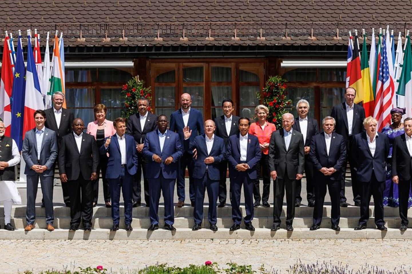 Gruppenfoto der G7 Staats- und Regierungschefs mit Vertretern der Partnerländer und Internationaler Organisationen beim Gipfeltreffen in Elmau.