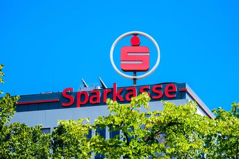 Sparkassen-Logo auf dem Gebäude der Kreissparkasse Duisburg