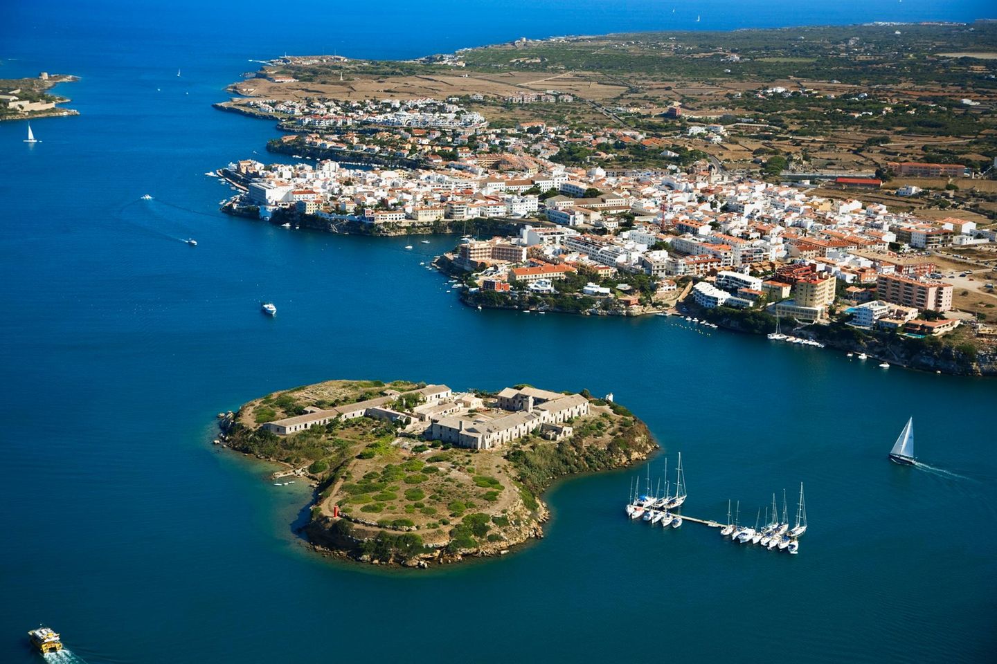 Blick aus der Vogelperspektive auf die Insel Illa del Rei