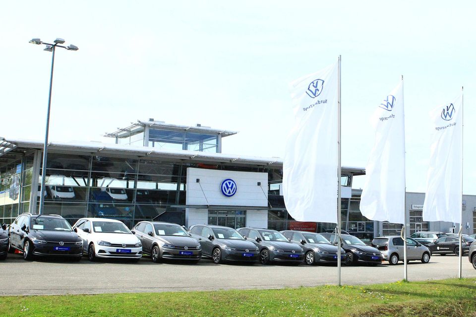 Ein Autohaus von VW, vor dem rund ein Dutzend Fahrzeuge aufgereiht sind