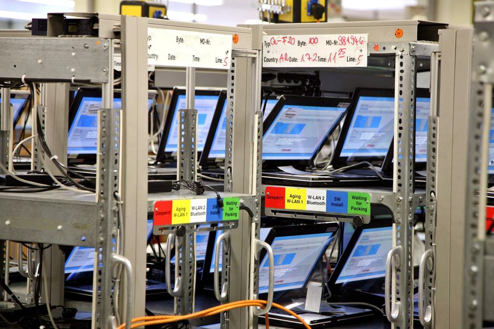 In Regalen sind Notebooks aufgereiht, die noch zusammengebaut werden