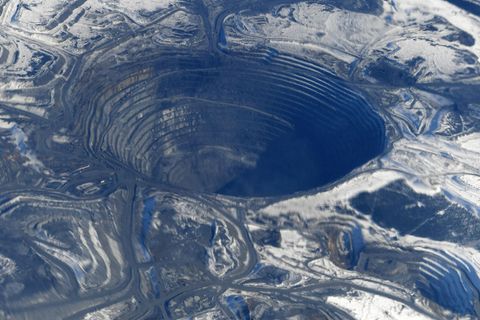 Der 700 Meter tiefe Krater der Vostochny-Goldmine in der Region Krasnojarsk gehört zum Reich des führenden russischen Goldproduzenten Polyus.