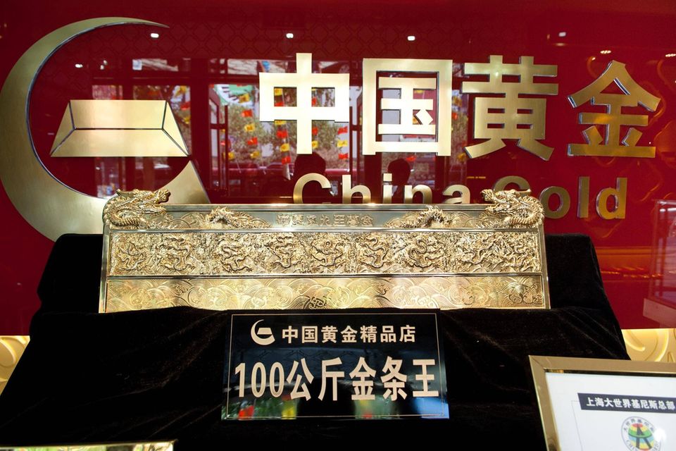 Die staatliche chinesische China National Gold Group Corporation stellt in der Stadt Changchun in der Provinz Jilin im Nordosten der Volksrepublik einen überdimensionierten Goldbarren von knapp 100 Kilogramm aus.