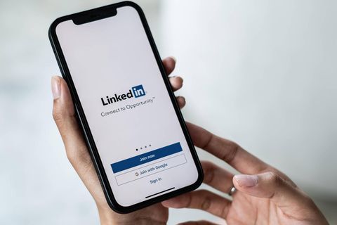 Auf einem Handy ist die App des Karrierenetzwerks LinkedIn geöffnet