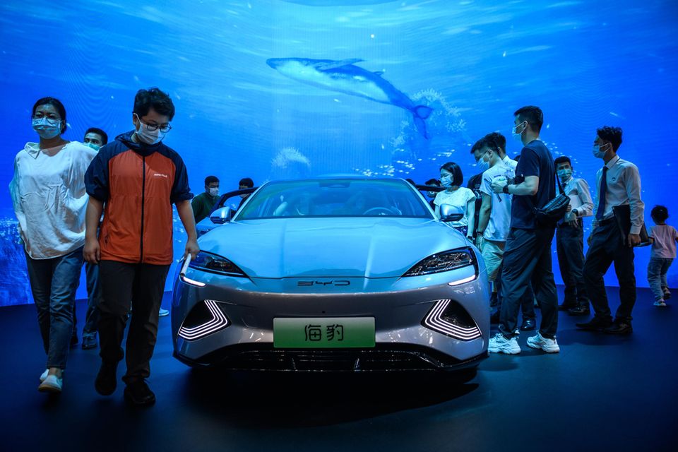 #8 Lu Xiangyang Die Dominanz Chinas auf dem Automarkt schlägt sich auch auf dieser Liste der reichsten Unternehmer der Branche nieder. Sieben der zehn Spitzenreiter stammten 2022 laut „Forbes“ aus der Volksrepublik. Mehr noch: Sie verzeichneten im Krisenjahr für Superreiche häufig enorme Wachstumsraten. So auch die Nummer acht, Lu Xiangyang. Er gründete 1995 mit seinem Cousin den Batterie- und Autohersteller BYD. Lu hat den Posten des Vize-Chairman inne. Sein Vermögen stieg laut der Analyse von 9,1 auf 15,7 Mrd. Dollar. Der 59-Jährige verbesserte sich damit im Gesamt-Ranking vom 256. auf den 114. Platz.