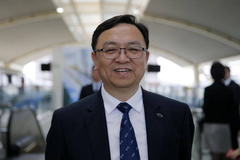 Wang Chuanfu ist der Mitgründer und CEO von BYD. Der Mischkonzern gilt als der weltweit größte Hersteller von Akkus für Mobiltelefone. Wang hatte 2020 noch mit 4,4 Mrd. Dollar auf Platz 401 der „Forbes“-Liste gelegen. 2022 gelang dem 56-Jährigen der Sprung in die Top 100. Der Senfmade-Milliardär aus ärmlichen Verhältnissen kam mit einem Vermögen von geschätzt 19,5 Mrd. Dollar auf Platz 83.