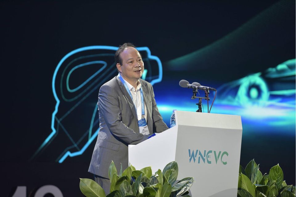 #2 Robin Zeng 2011 gründete Robin Zeng (eigentlich: Zeng Yuqun) Contemporary Amperex Technology. Das Unternehmen entwickelte sich den Angaben zufolge zum landesweit größten Hersteller von Lithium-Ionen-Akkus und einem der größten Anbieter von Batterien für E-Autos. Das Vermögen des in Hongkong lebenden 53-Jährigen legte laut „Forbes“ von 28,4 auf 44,8 Mrd. Dollar zu. Er stieg damit im globalen Ranking vom 52. auf den 29. Platz und musste nur einem übermächtigen Branchenführer aus den USA den Vortritt lassen.