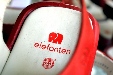 Eine elefanten-Kindersandale steht vor einem Schuhgeschäft