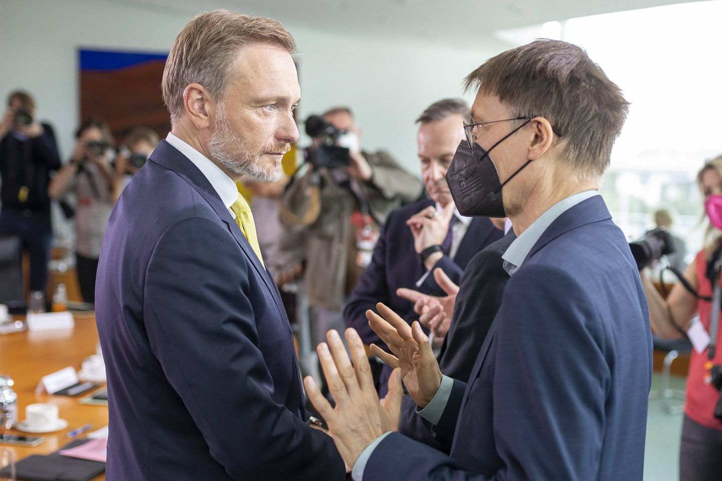 Finanzminister Lindner im Gespräch mit Gesundheitsminister Lauterbach, der eine Maske trägt