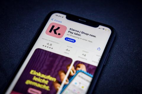 Ein Telefon, auf dem die Klarna-App im Appstore angezeigt wird