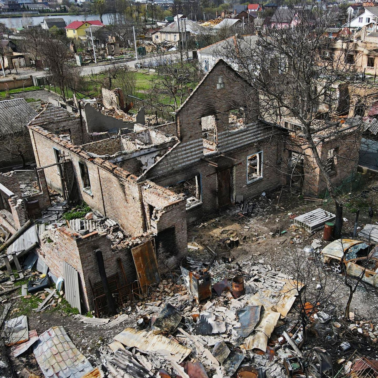 Zerstörtes Haus in Horenka bei Kiew