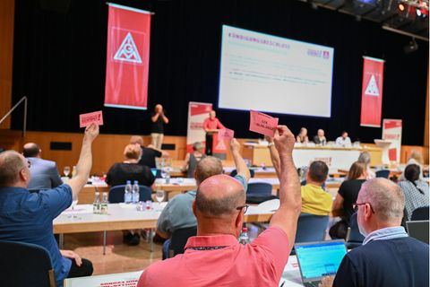 Mitglieder der Großen Tarifkommission der IG Metall stimmen Ende Juni über die Forderungen in der anstehenden Tarifrunde der baden-württembergischen Metall- und Elektroindustrie ab