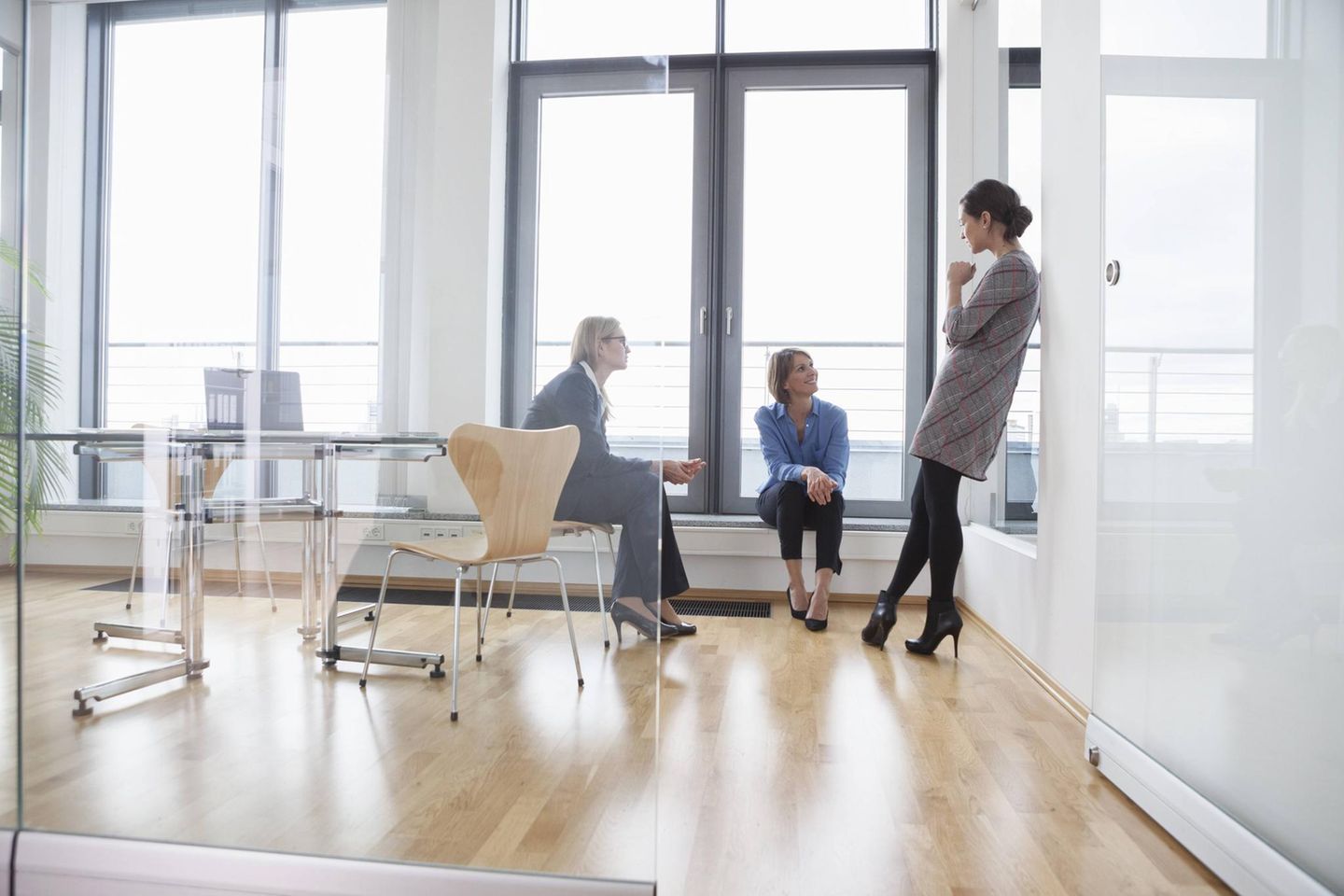 Drei Frauen unterhalten sich im Büro