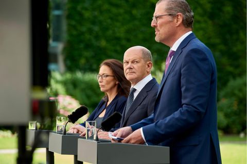 DGB-Chefin Fahimi, Bundeskanzler Scholz und Arbeitgeberpräsident Dulger sprechen zur Presse