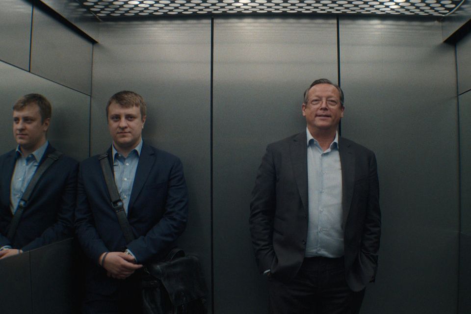 Die beiden Hauptdarsteller von „King of Stonks“ Michael Schubert (l.) und Matthias Brandt in einer Fahrstuhlszene
