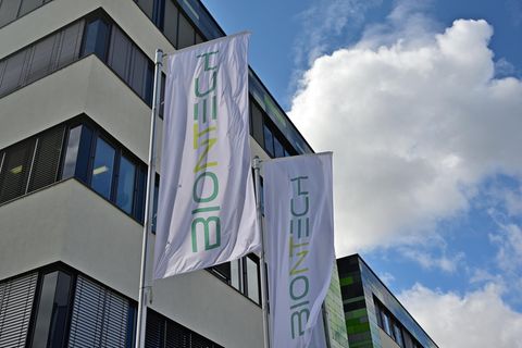 Flaggen mit der Aufschrift Biontech wehen vor dem Unternehmenssitz in Mainz