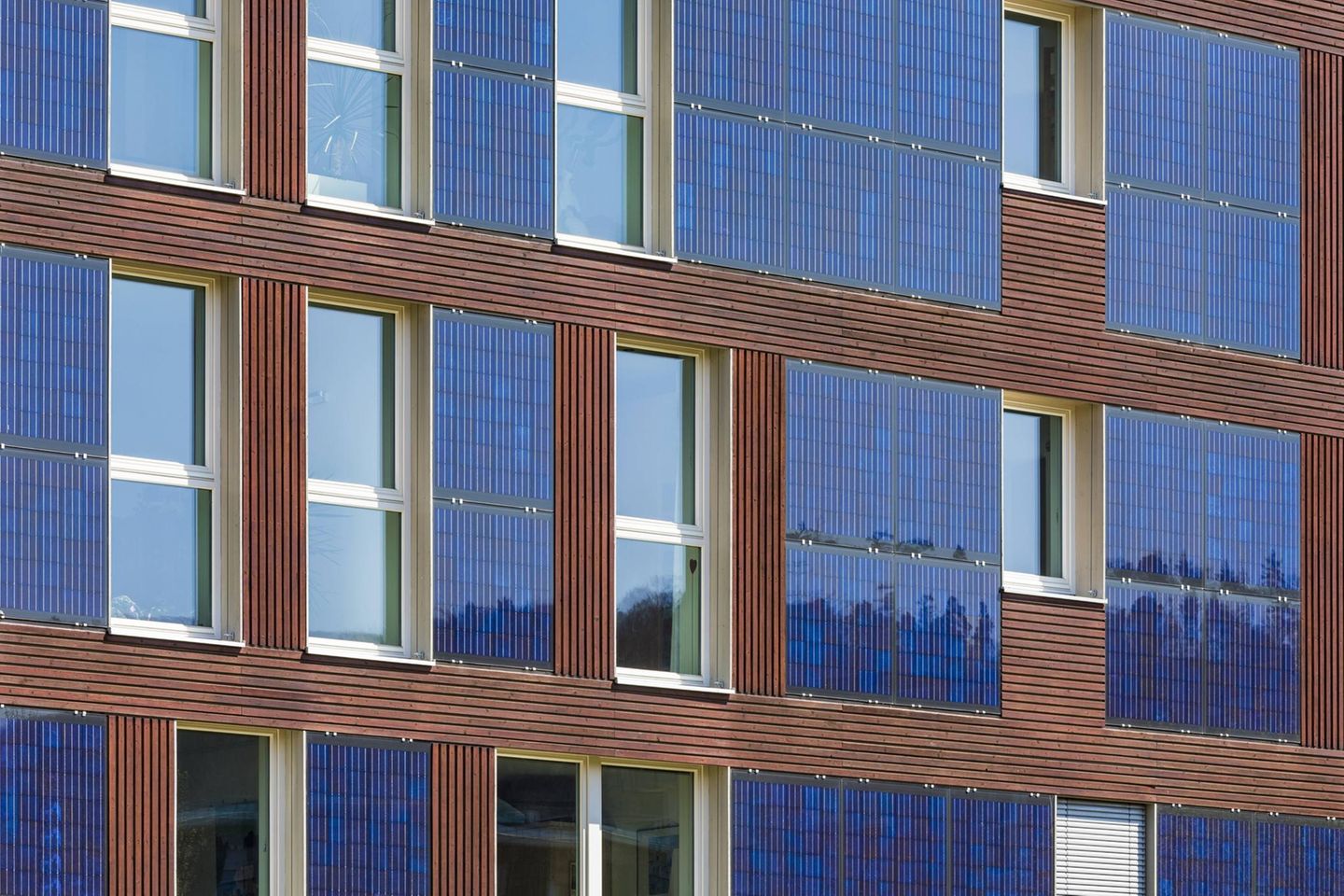 Eine Hausfassade, in die Solarzellen eingelassen sind