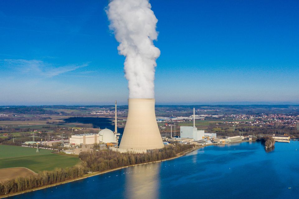 Alle drei der noch verbliebenen deutschen Atomkraftwerke sind 1988 in Betrieb gegangen und werden – nach aktuellem Plan – am 31. Dezember 2022 stillgelegt. Alle gehören zur vierten Generation der deutschen Druckwasserreaktoren, dem sogenannten Konvoi-Typ, und wurden von KWU (Kraftwerk Union), einem Unternehmen von Siemens und AEG, gebaut. Isar 2 (Kennung: KKI 2) ging am 15. Januar 1988 in Betrieb, rund neun Jahre nach dem Antrag zur Errichtung der Anlage. Der kommerzielle Leistungsbetrieb begann in Essenbach am 9. April 1988.