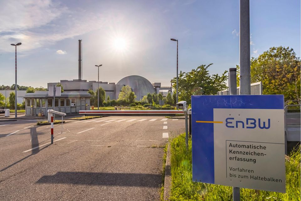 In Neckarwestheim wurde bereits ein Kernkraftwerk stillgelegt. 1976 nahm Neckarwestheim 1 den Betrieb auf. Dieses AKW zählte noch zur zweiten Generation von Druckwasserreaktoren. Es versorgte laut Betreiber EnBW in 35 Jahren jährlich etwa 1,5 Millionen Haushalte mit Strom. 2011 wurde die Stilllegung beschlossen. 2018 wurden die abgebrannten Brennelemente in das AKW Neckarwestheim 2 (GKN 2) gebracht. Das ist seit 29. Dezember 1988 im Betrieb und kommt auf eine Bruttoleistung von 1400 MWe. Seit dem Start wurden laut dem Land Baden-Württemberg insgesamt circa 15 Mio. Euro in die Optimierung der Anlage investiert.