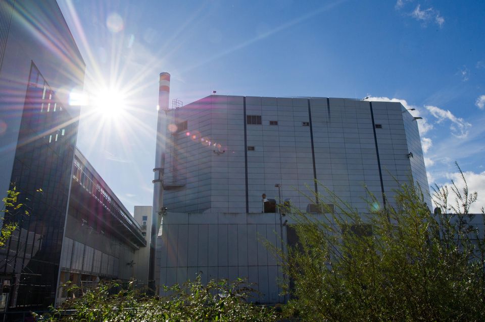 Zu den sogenannten kerntechnischen Anlagen in Deutschland gehören nicht nur Kernkraftwerke zur Stromerzeugung. In diesen Bereich fallen zudem Forschungsreaktoren zur Erzeugung von freien Neutronen. Von ihnen sind aktuell bundesweit noch sechs Anlagen im Betrieb. Dazu gehört der große Schwimmbadreaktor FRM II in Garching bei München mit einer thermischen Leistung von 20 Megawatt (MW).