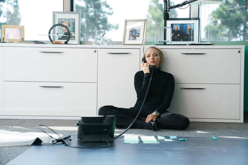 Ein Bluttest, der mit einem Tropfen Hunderte von Krankheiten diagnostiziert, so lautete das Versprechen von Elizabeth Holmes und ihrem Start-up Theranos. In acht Teilen erzählt Elizabeth Merriwether die vermeintlich perfekte Erfolgsstory des Einhorns, das sich mit lautem Knall als großer Fake entpuppte. Mit Amanda Seyfried (Foto) zeichnet die Serie ein Porträt von Holmes als kalt berechnender und gleichzeitig wahnhaft ehrgeiziger Geschäftsfrau, die ihre Zuschauer fast so sehr in den Bann zieht, wie Holmes damals ihre vielen Investoren. Absolut sehenswert.
