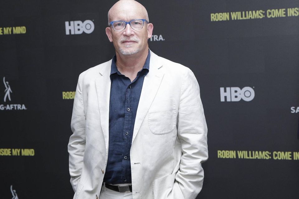 Alex Gibney (Foto) ist in Hollywood der Mann für harte Wahrheiten – auch bei Themen aus der Wirtschaftswelt. In „Enron: The Smartest Guys in the Room“ (2005) verfilmte er eine der größten Firmenpleiten der US-Geschichte. 2018 produzierte er die Netflix-Serie „Dirty Money – Geld regiert die Welt“. Jede Folge zeigt dabei, wie große Unternehmen der Profitgier und Korruption zum Opfer fallen. Staffel eins widmete sich etwa dem Dieselskandal oder Donald Trumps dubiosem Geschäftsmodell. Staffel zwei nimmt sich den Wells-Fargo-Skandal und die Geschäftspraktiken von Trump-Schwiegersohn und Ex-Präsidentenberater Jared Kushner vor.