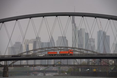 Gewitter über den Frankfurter Hochhäusern. Im Vordergrund ist die Osthafenbrücke zu sehen, auf der ein Lastwagen unterwegs ist