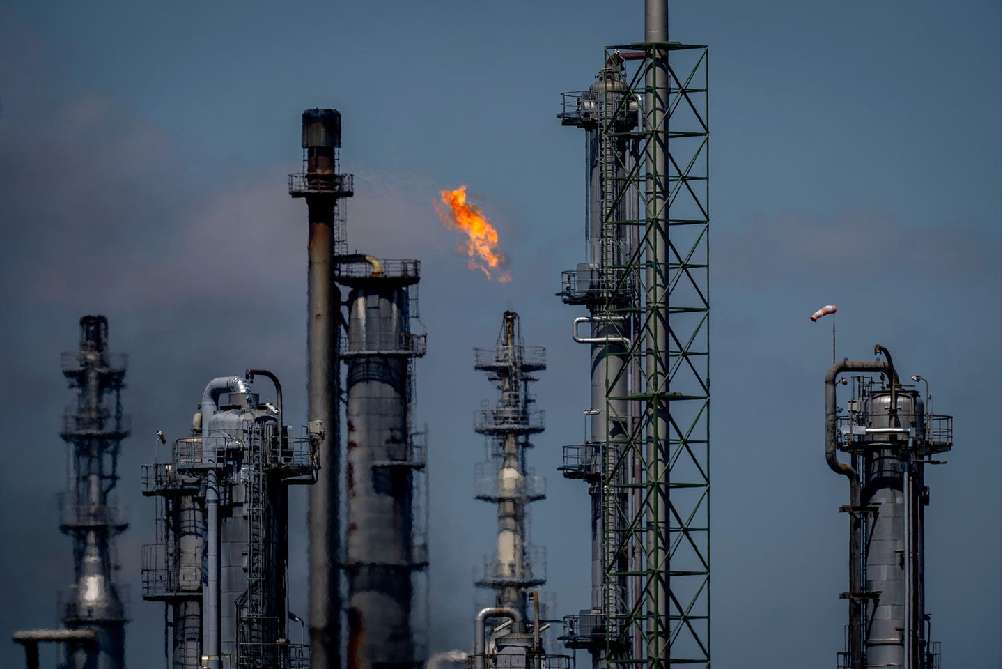 Eine Flamme steigt aus einem der Schornsteine des BASF-Chemiewerks in Ludwigshafen auf