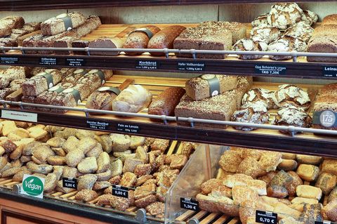Brot und Brötchen liegen in einer Bäckerei im Verkaufsregal