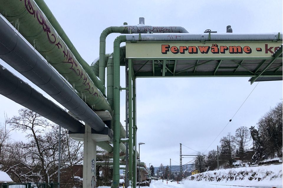 Fernwärmeleitungen laufen durch das verschneite Jena