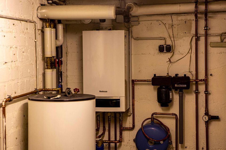 Eine Gastherme im Keller eines Hauses