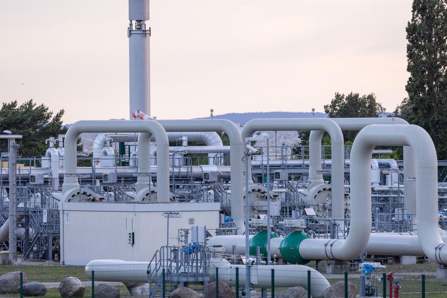 Rohrsysteme und Absperrvorrichtungen in der Gasempfangsstation der Ostseepipeline Nord Stream 1