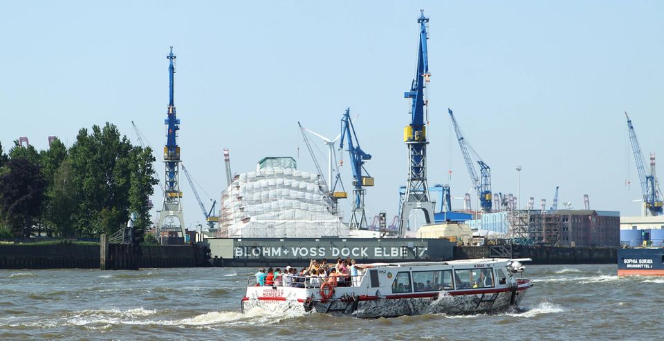 Die Yacht Dilbar des russichen Oligarchen Alischer Usmanow liegt verhüllt unter Planen im Trockendock Elbe 17 von Blohm + Voss Die Yacht Dilbar des russichen Oligarchen Alischer Usmanow liegt verhüllt unter Planen im Trockendock Elbe 17 von Blohm + Voss