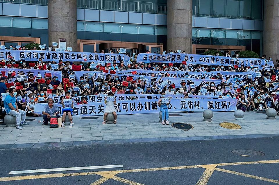 Demonstranten versammeln sich am Sonntag vor einer Filiale der chinesischen Zentralbank in Zhengzhou