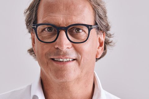 Frank Seidensticker mit Brille und weißem Hemd