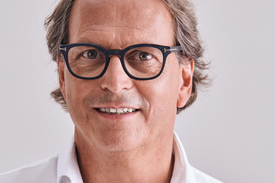 Frank Seidensticker mit Brille und weißem Hemd