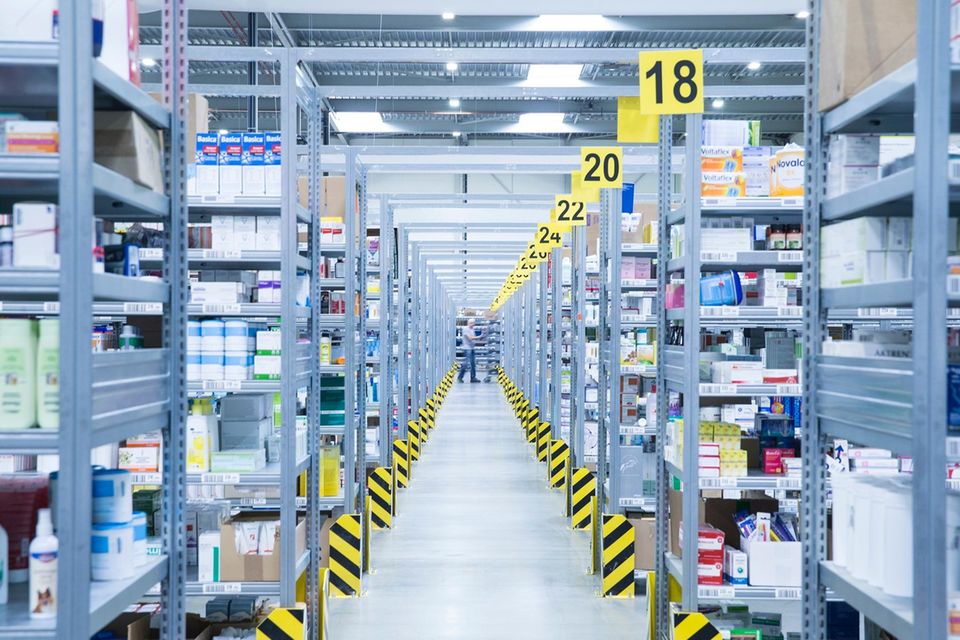 Regale mit Produkten in einem Logistikzentrum von Shop Apotheke