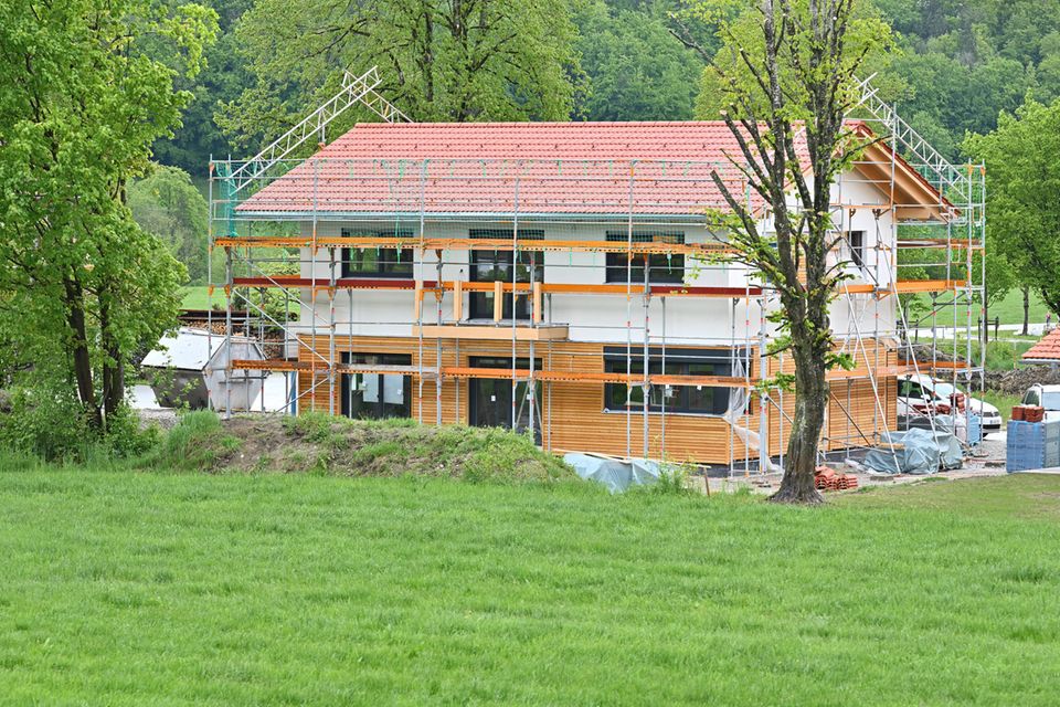 Ein eingerüstetes Einfamilienhaus im Grünen