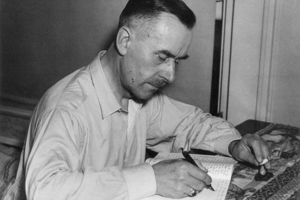 Thomas Mann beim Schreiben mit einer Zigarette in der Hand
