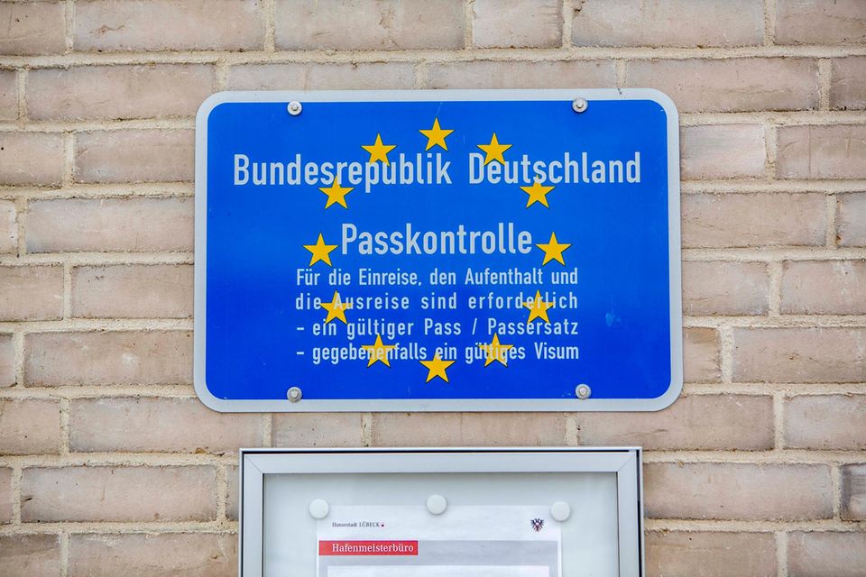 Ein Schild in den Farben der EU-Fahne - Passkontrolle Bundesrepublik Deutschland