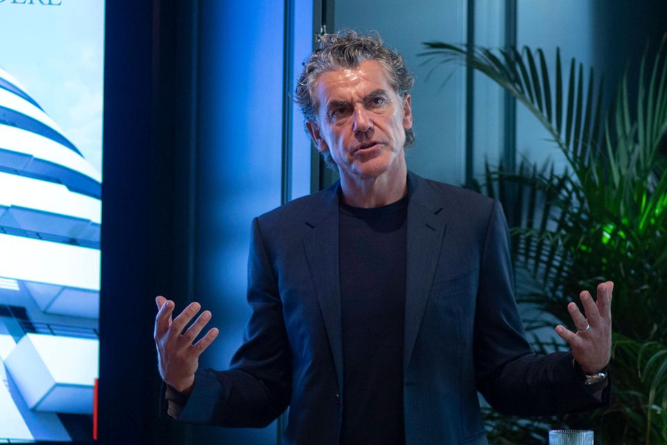 7 Michael Tojner Steil nach unten ging es hingegen für Michael Tojner (57). Der Großaktionär des deutschen Batterieherstellers Varta war 2022 bereits von 3,6 auf 3,0 Mrd. Dollar gefallen. Nun schätzte „Forbes“ sein Gesamtvermögen, zu dem den Angaben zufolge auch das Hotel Intercontinental in Wien gehört, nur noch auf 1,6 Mrd. Dollar. Damit teilt er sich Platz sieben mit Pierer.