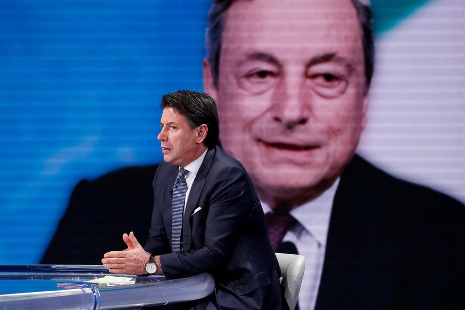 Giuseppe Conte im TV-Studie, im Hintergund ist ein Porträt von Mario Draghi eingeblendet