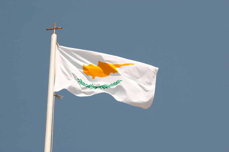 Zypern ist das erste Land dieses Rankings, bei dem Verschuldung höher als das BIP lag. Das Land kam mit 103,6 Prozent auf Platz sieben. Das Defizit belief sich hingegen auf lediglich minus 1,7 Prozent.
